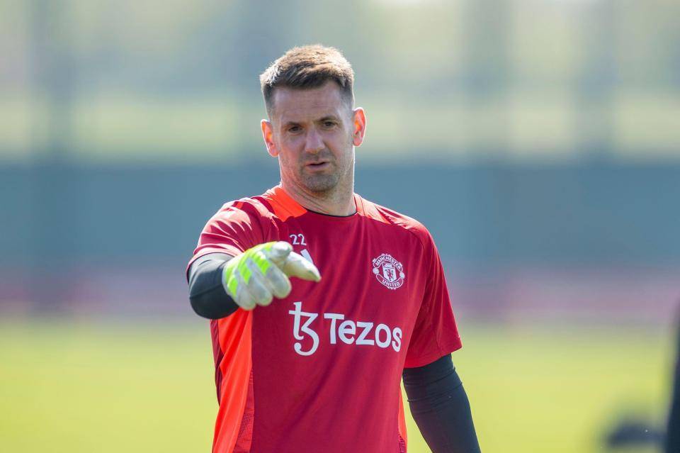 曼联39岁老门将同意续约做陪练！多纳鲁马用红魔抬价，不卖奥纳纳难签大牌